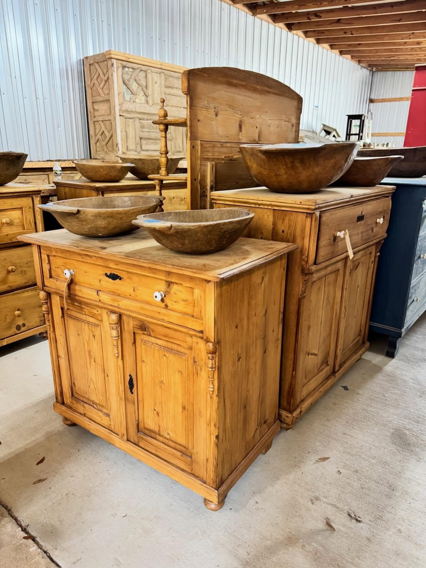 ✨It has arrived!!!✨ Our European container has been dropped, unloaded and priced. Doors open tomorrow at 9:30am. 

Shop in-store only. Pine chests of drawers, armoires, baskets, pottery, iron baskets and more. 

📍 4505 Laurendine Road
Theodore, AL 3